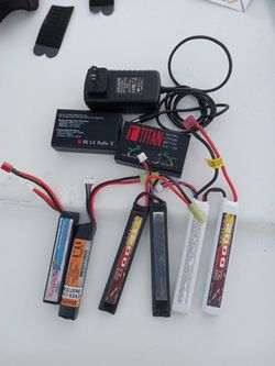 2 Chargers TITAN,Y BATERIAS, COMO SE VEN EN LA PORTADA 