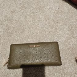 Olive Jet Set Travel Large Pebbled Leather Wristlet