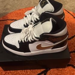 Jordan 1 Black, White, Gold Size9MEN