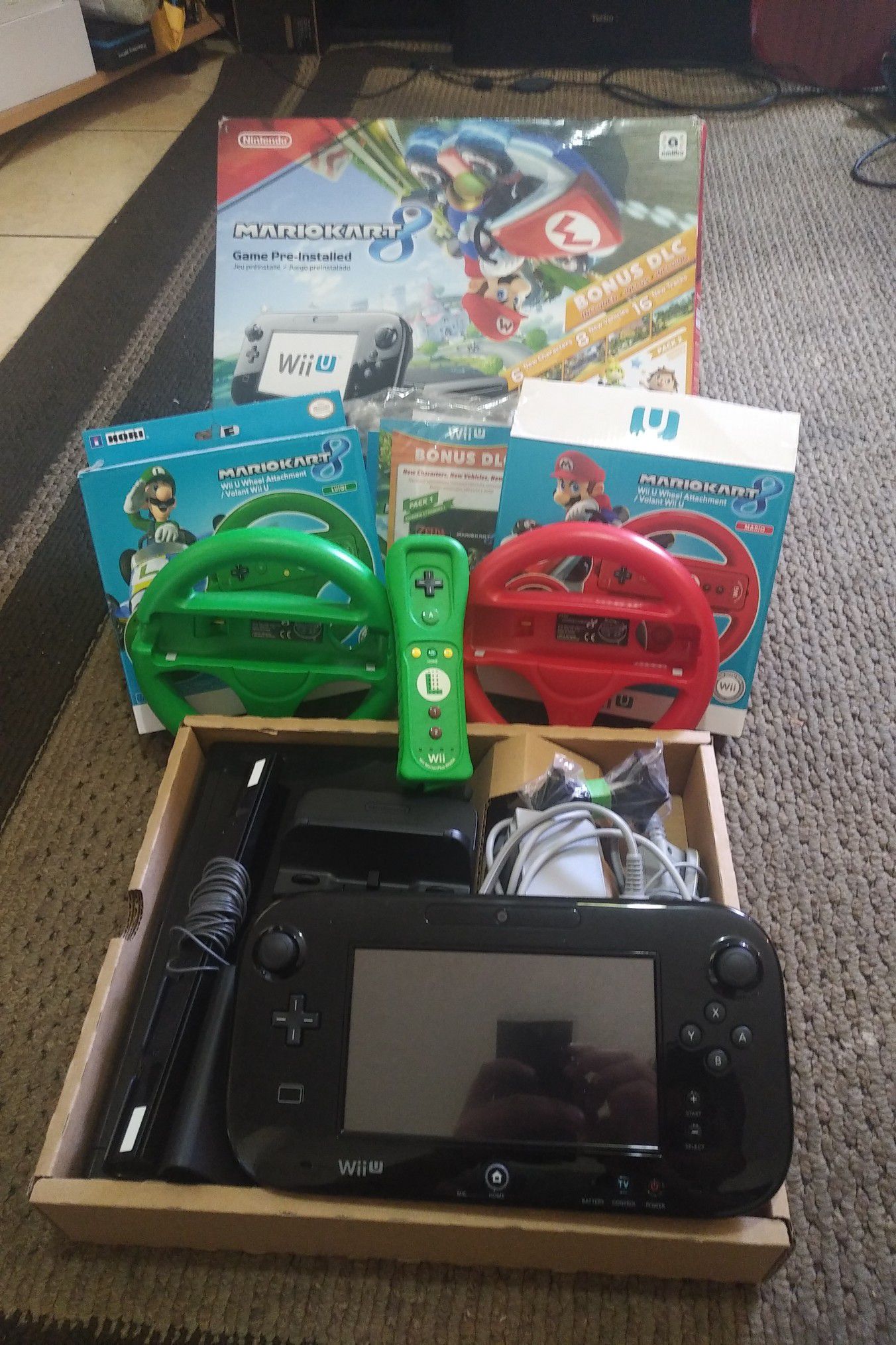 Nintendo Wii-U set with accessories