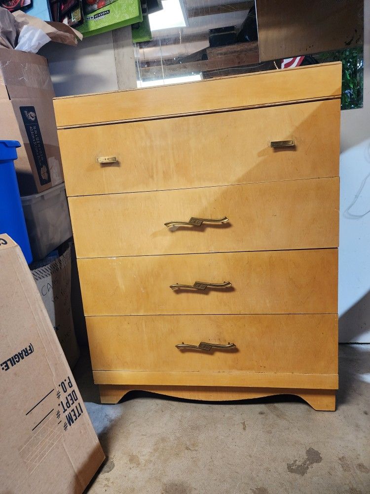 Vintage MCM Style Dresser
Highboy with original hardware
4 Deep Drawers
