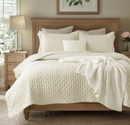 Bedsure King Size Quilt Bedspread, Lightweight Comforter