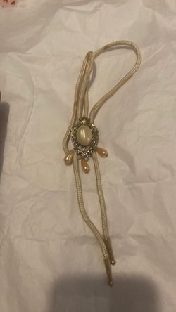 Bolo tie vintage pearl accents