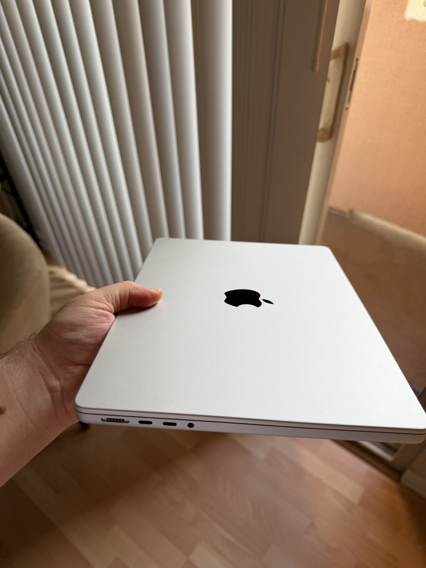 Apple MacBook Pro M4 Base 14 Inch. 24gb Ram 1tb Ssd Silver