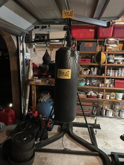 Everlast 3 Punching Bag Set up 