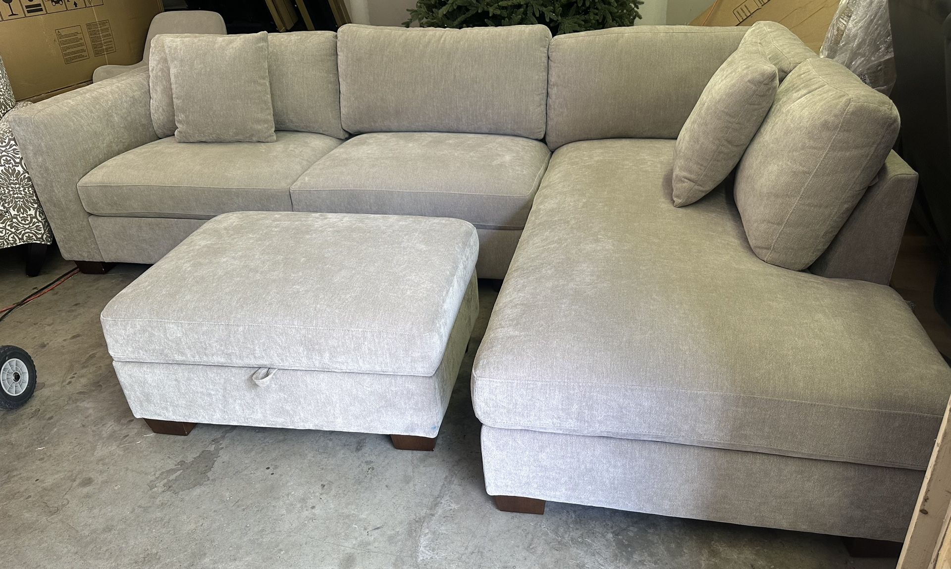 Thomasville Walsen Sectional with Storage Ottoman Retails for over $1,500 Previous floor model, still looks new Features: Spacious Storage Ottoman C