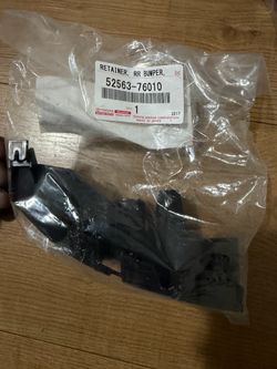 52(contact info removed)0 Toyota Retainer, rear bumper, upper Ih (contact info removed), New Genuine OEM P Toyota New Genuine