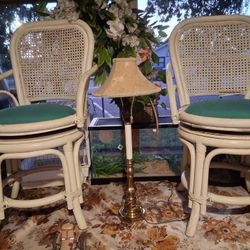 2 Swivel Rattan Chairs With Lamp