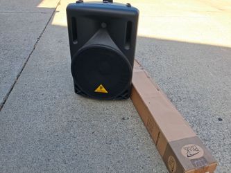 Behringer loudspeaker w stand