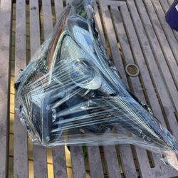 2017 Toyota Prius Passenger Headlight 