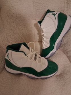 SIZE 9 1/2 MEN REPS 140$