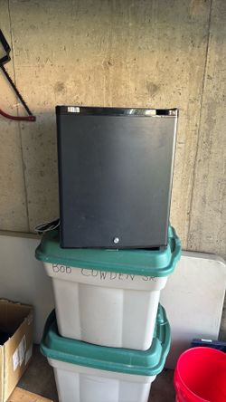 Mini Fridge 12 Volt Or 110 Volt Practicly New