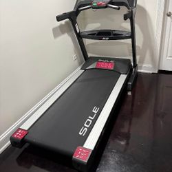 SOLE F80 TREADMILL ( LIKE NEW & DELIVERY AVAILABLE TODAY)