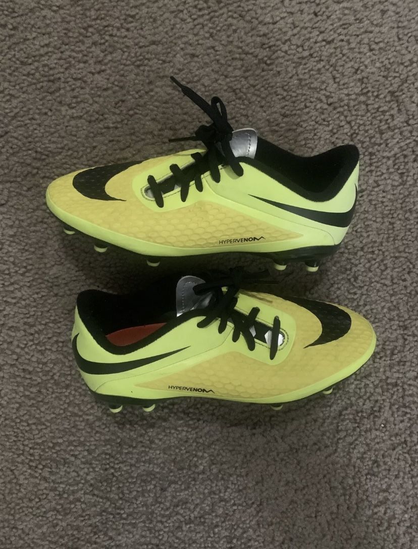 Nike Hypervenom Soccer Cleats Size 4.5Y Team sports