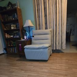 Swivel Rocker Recliner (Perfect Condition)