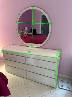Excellent Condition. Dresser with mirror & 2 night stands. Cómoda con espejo y 2 mesitas