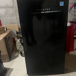 Frestec Mini Fridge/ Freezer Combo