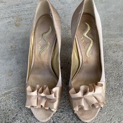 Women's High Heel Size 7M Heel Shoes Nina Composition Leather  Cash only  Pick up in North San Jose, By appointment only  Location: located close to S