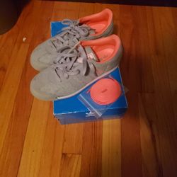 Adidas Size 6 Junior Sneakers Size 7.5 Womens