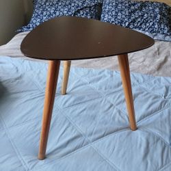 16x15  Retro Trianglur End Table  