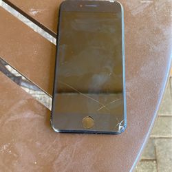 Unlocked iPhone SE3rd Generation (shattered)
