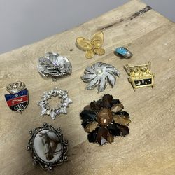 Vintage 80s Brooch Set