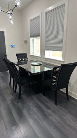 Dining Table with 4 chairs and 2 matching pillows