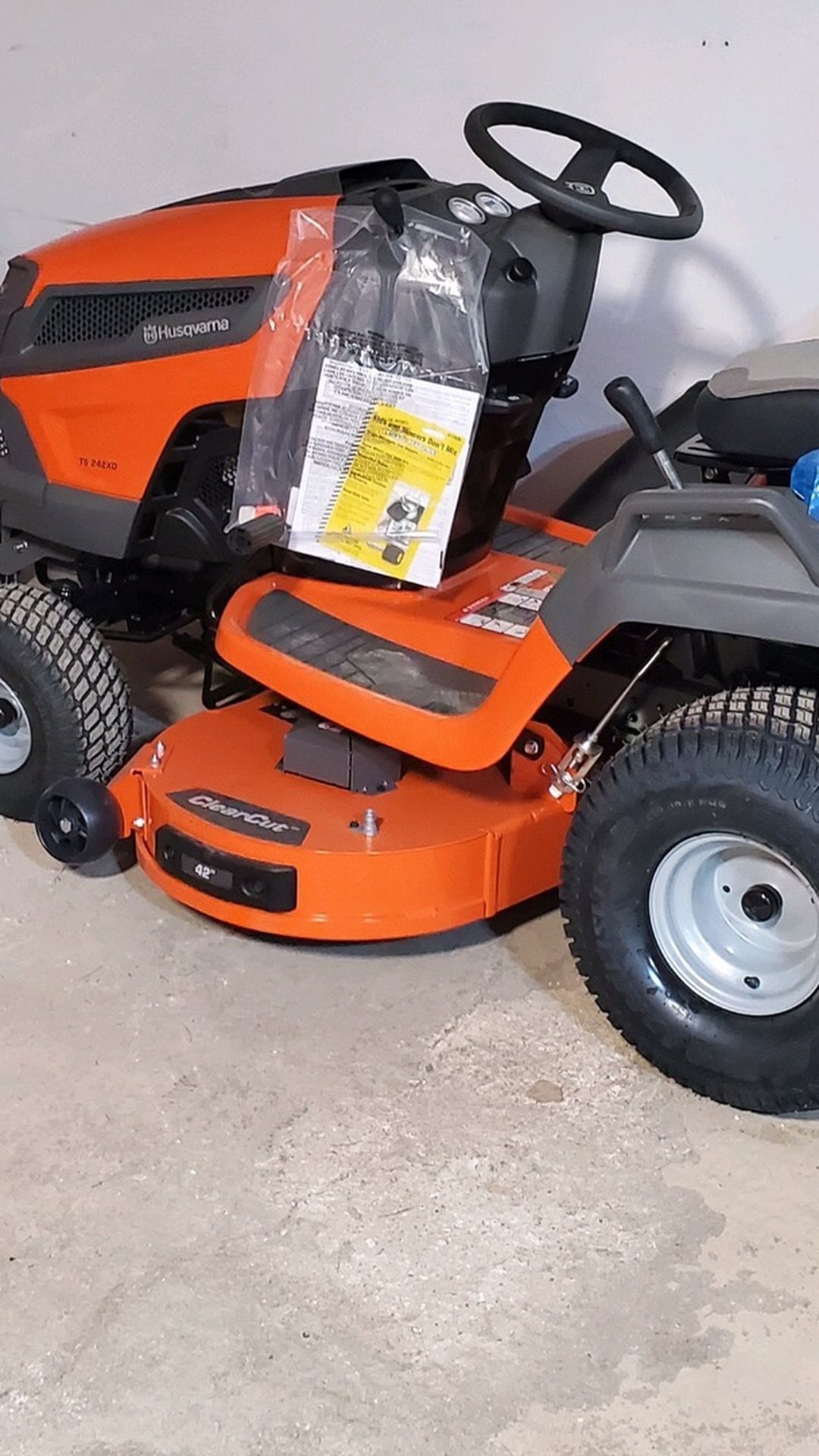 Brand NEW Husqvarna TS 242XD Garden Tractor With Locking Differential. Warranty Included $3399