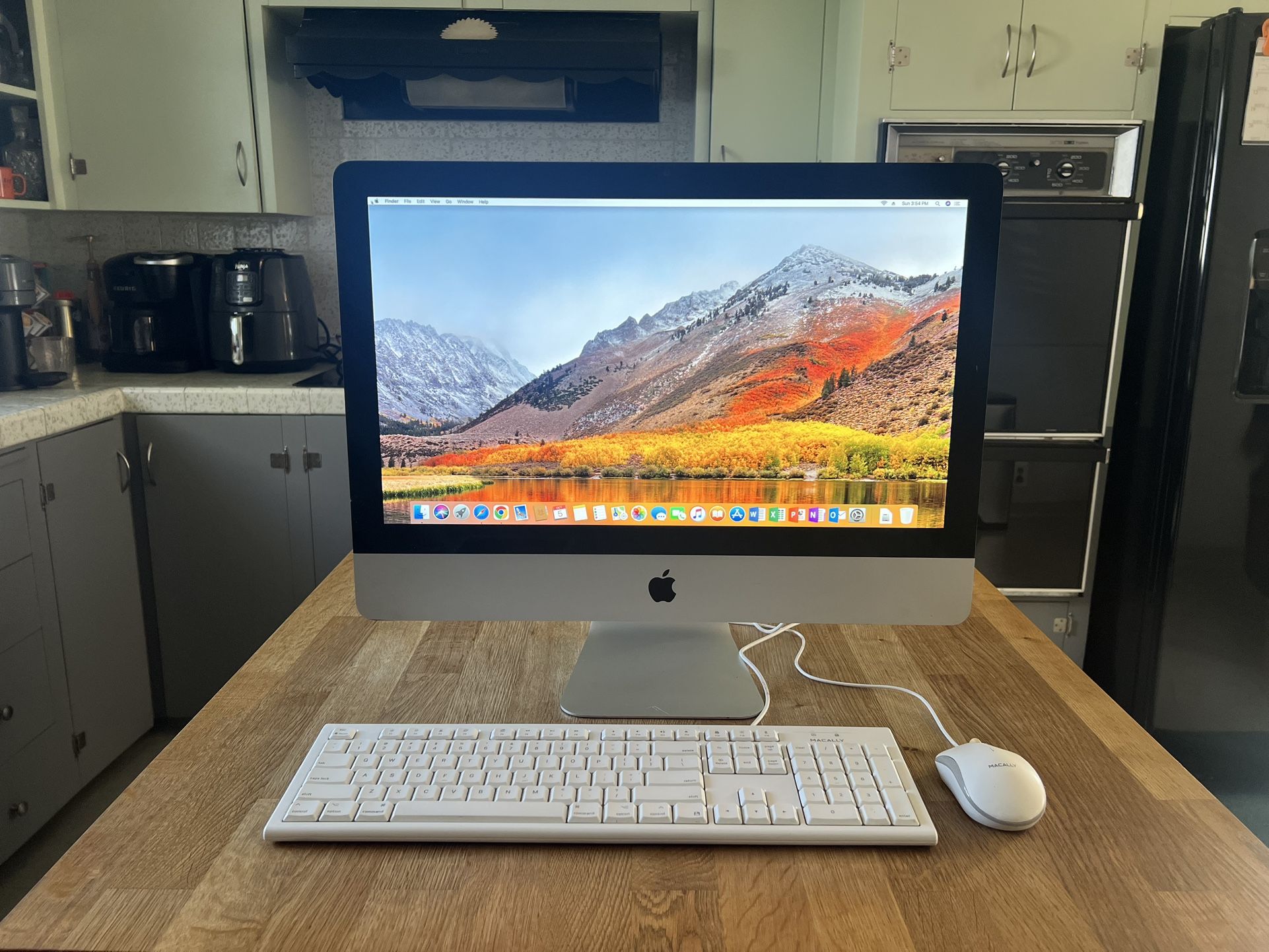 Apple iMac 21.5 Inch Desktop Computer - Intel 3 Processor / 4GB Memory / 500GB Hard Drive / Microsoft Office 2019 Installed