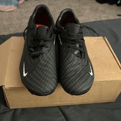 Nike Phantom GX Academy Size 6.5 M/ 8 W
