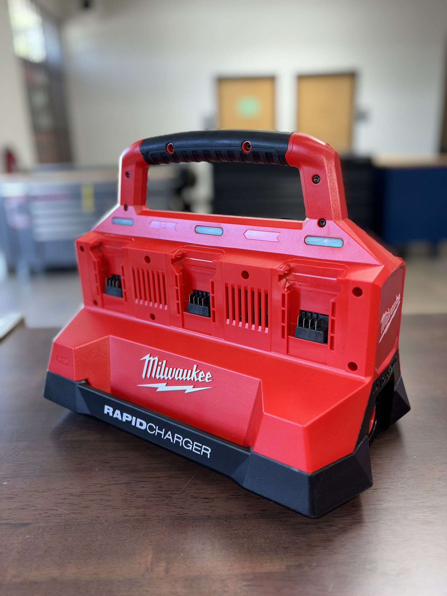 Milwaukee M18 18V Lithium-Ion PACKOUT 6-Port Rapid Charger