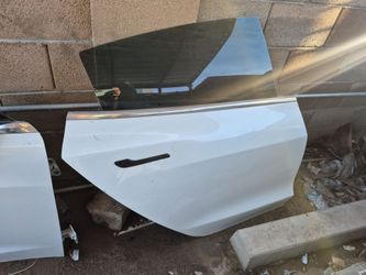 2018 tesla model 3 white color door