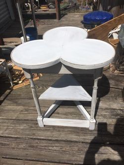 Clover shaped stand