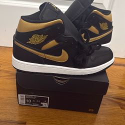 🔥 Air Jordan 1 Mid – Black & Metallic Gold 🔥