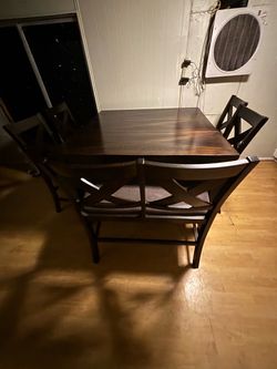 Comedor 4 sillas y una banca.