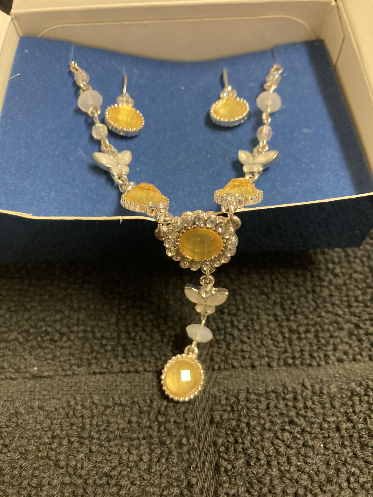 Avon Pretty Pastel Necklace And Earrings 