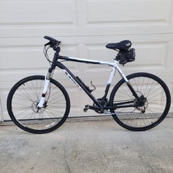 TREK UTOPIA (Gary Fisher Collection) hybrid bike. 700 tires. Hydraulic disc brakes. 27 speed. 22.5 ALUMINUM frame. Bike good for tall people.  Everyth