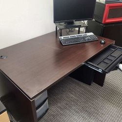 Desk With Separate Drawers 