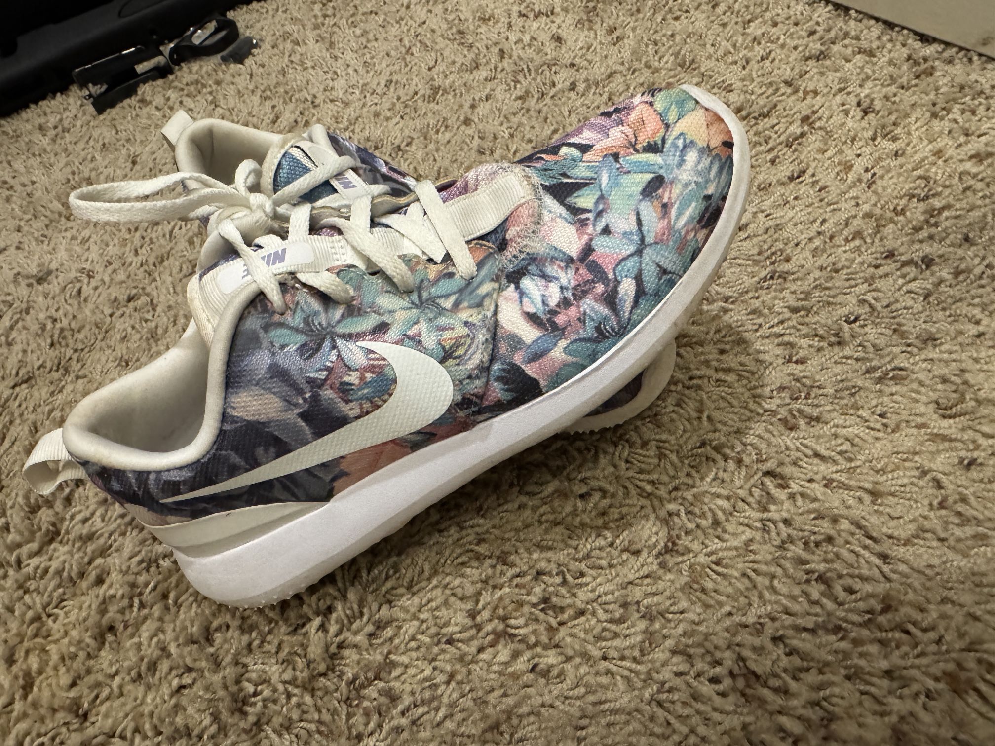 Nike roshe Women’s 7.5 floral Shoes