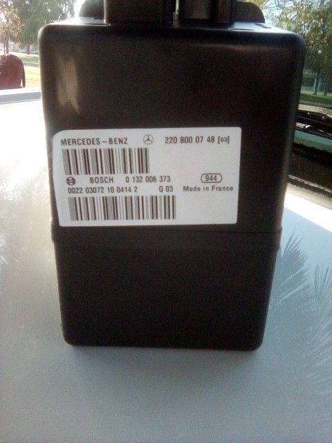 00-06 Mercedes W220 S class Vacuum Pump  Assembly 