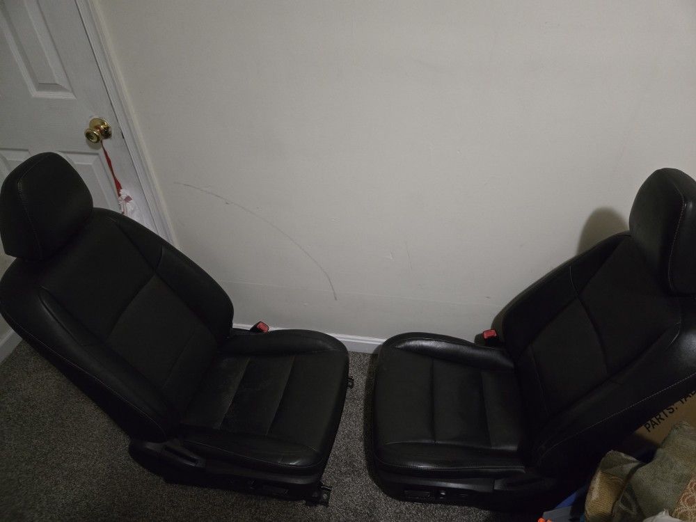 Black Lexus ES Front Seats