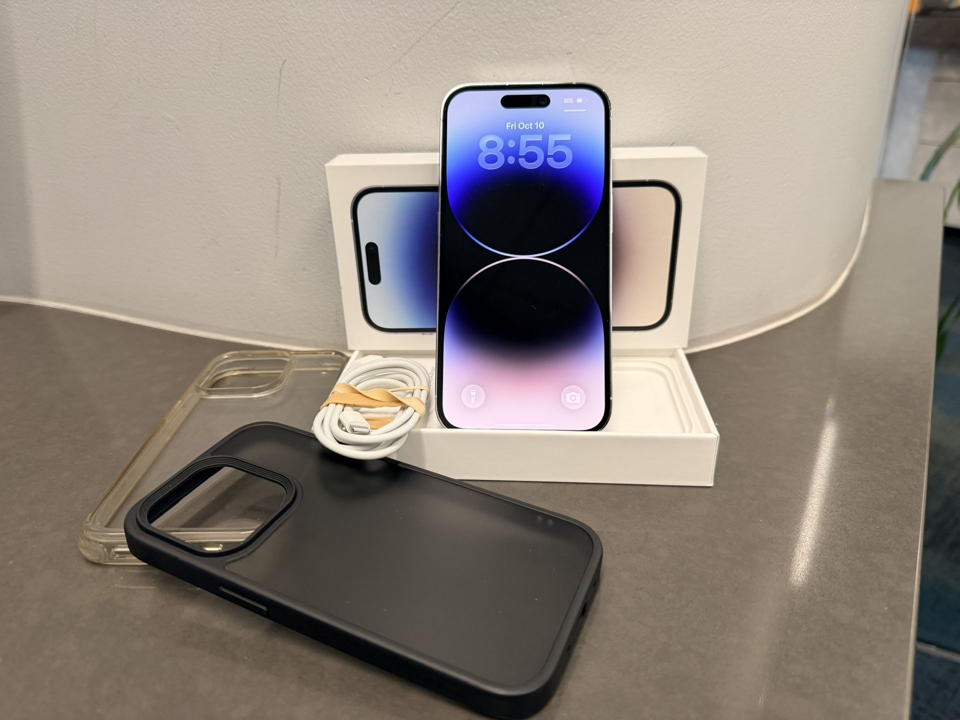iPhone 14 Pro 256 GB, Pristine Condition! Like New!! UNLOCKED use any carrier. Hablo Espanol.