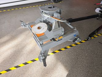 B&W 5th wheel hitch for RAM puck system