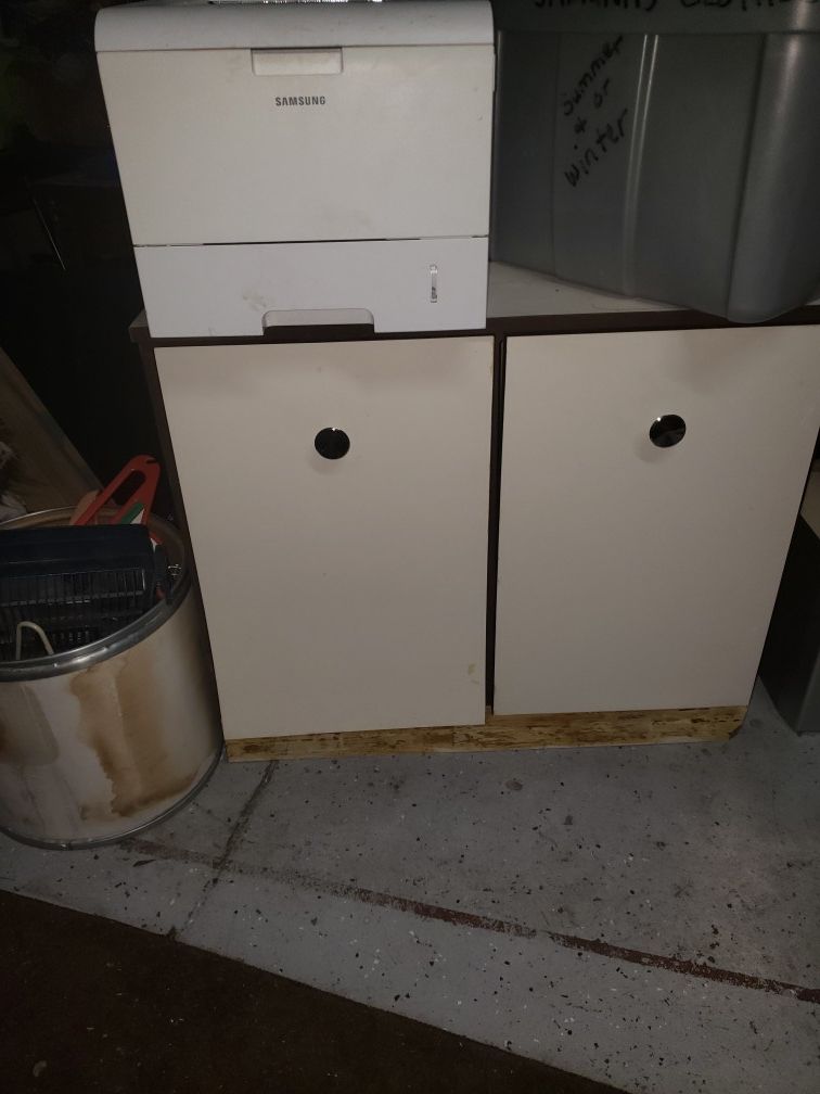 Salon cabinet