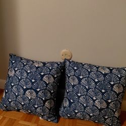 2 Blue Pillows With White Design And 3 Pillow Covers With Sea Animals On Them