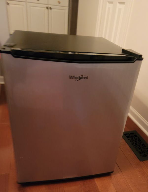 Whirlpool Mini Refrigerator 2.7cu. ft for Sale in Chicago, IL OfferUp