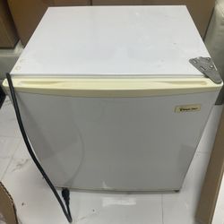 Magic Chef MCBR170W Refrigerator 