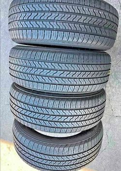 225 60 18 Bridgestone tires Con 80% de Vida Las 4