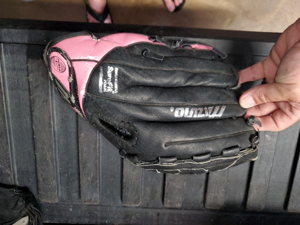 Youth baseball/softball glove