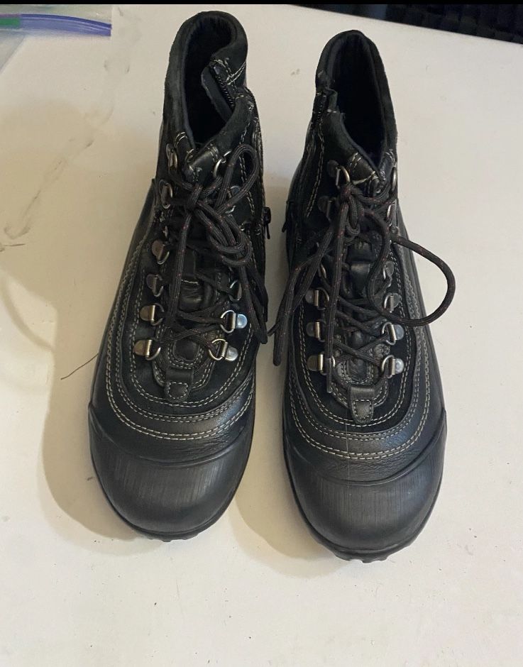 Ladies 7.5 Clark’s Muckers Ankle Boots